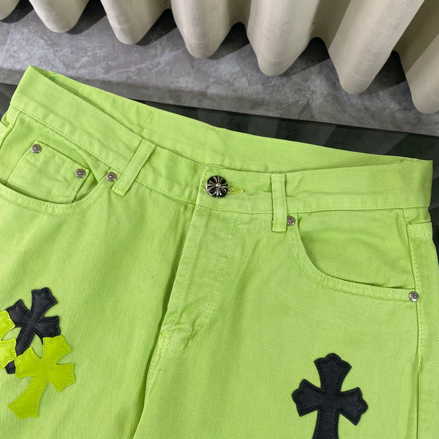 P250 chrome hearts 2025 two-color cross patch leather apple green jeans vi Top heavy industry fashionable design] Consistent high street luxury style creation. Speaking of this style, the Zangyin family and GU family are definitely the leading representative brands. Especially the Zangyin family has really achieved a state-of-the-art effect in creating high street style. The unique washed material is used to create this style. The color system is quite eye-catching. After it is decorated with patchwork cross flowers, it cleverly highlights the charm of the brand. Secondly, this style uses classic The classic high-waist cutting design highlights the long legs and fashionable temperament of the upper body. The brand is highly recognizable and the slim fit configuration is more suitable for daily wear. It is a product that interprets personality, fashion, and specifications at a glance. This single product is enough to make any fan excited. It can be a white T-shirt for youthful preppy style, or a tight suspender for lady style. It has strong matching ability and can be easily controlled by men.  [Materials and craftsmanship] Needless to say, this point goes without saying. As an excellent craftsman brand, Zangyin’s requirements for details and craftsmanship are really perfect. The washed color of this model has gone through so many processes, not to mention the embellishment of denim appliques. It is also purely hand-made and sewn. Just like what they believe in, only hand-made things have soul and have the meaning of wear. A top-notch heavy-duty fashionable denim item, I look forward to your perfect interpretation! !  Size:28-36